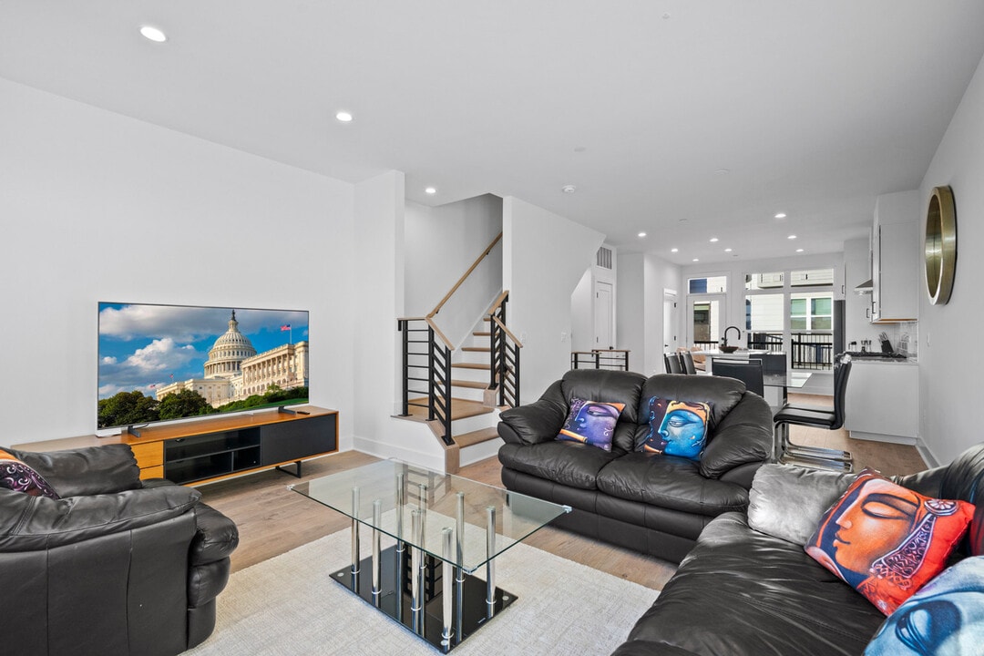 2016 Tysons Ridgeline Rd in Falls Church, VA - Building Photo