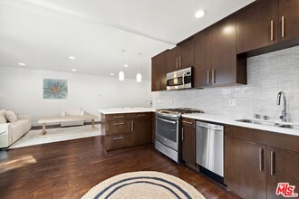 8755 Shoreham Dr in West Hollywood, CA - Building Photo - Building Photo