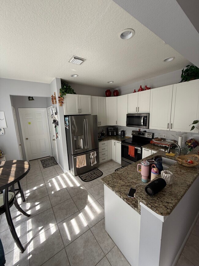 1011 Woodfield Rd in Greenacres, FL - Building Photo - Building Photo