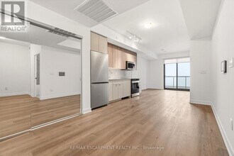2075 Lakeshore Rd. in Burlington, ON - Building Photo - Building Photo