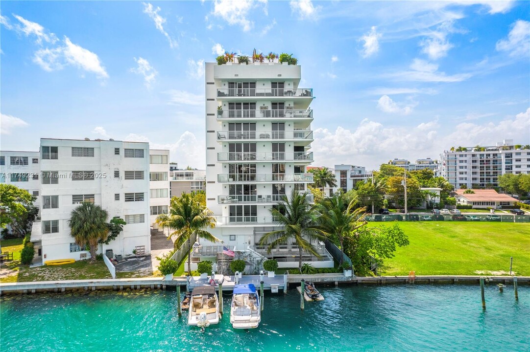 9901 E Bay Harbor Dr in Bay Harbor Islands, FL - Foto de edificio