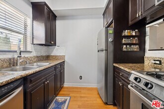 14256 Victory Blvd in Los Angeles, CA - Building Photo - Building Photo