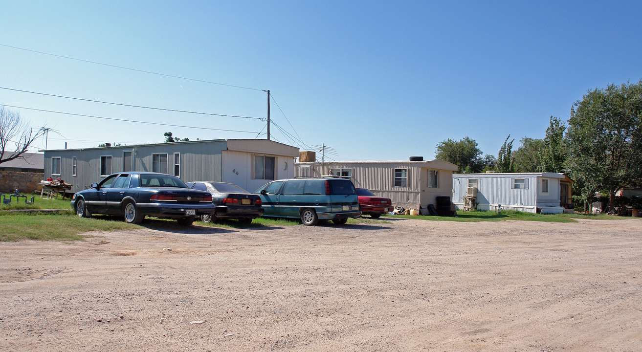 S and S Mobile Home Park in El Paso, TX - Foto de edificio