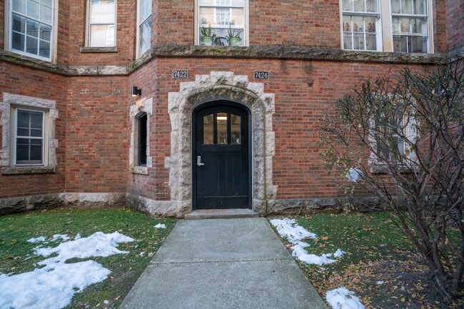 property at 7422 N Damen Ave