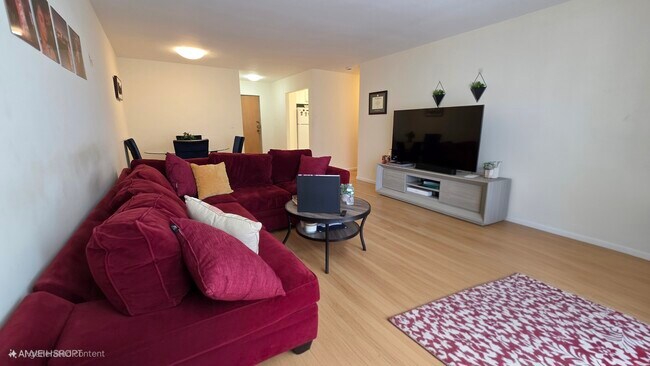 25 Vernon St, Unit 205 in Brookline, MA - Foto de edificio - Building Photo