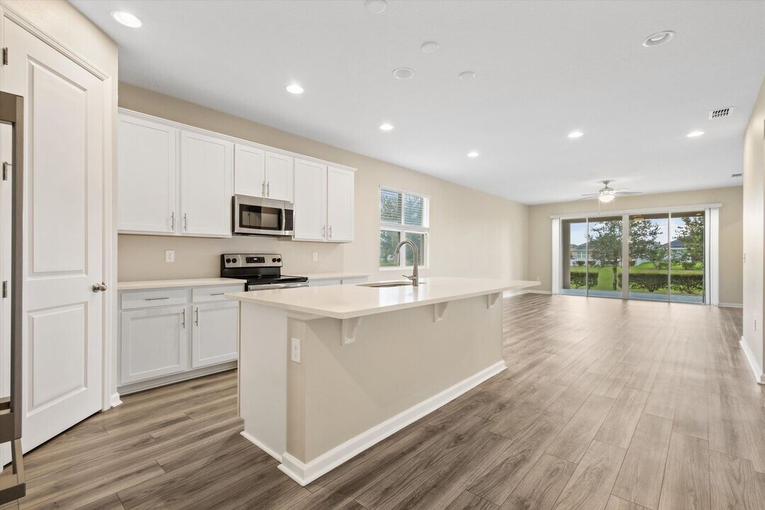 737 Meadow Pointe Dr in Haines City, FL - Building Photo