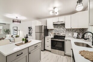 Evergreen Townhomes in Lynnwood, WA - Building Photo