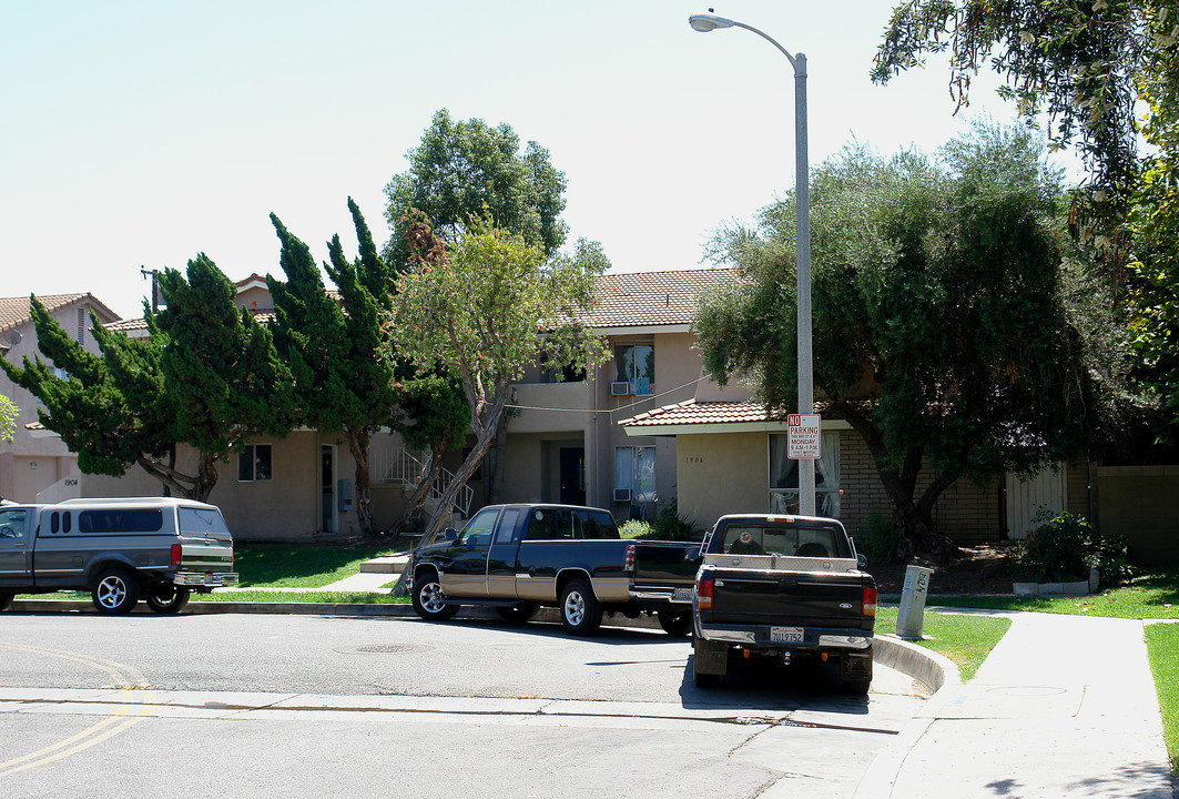 1904 E Del Mar Ave in Orange, CA - Foto de edificio