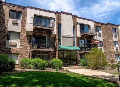 1461 N Winslowe Dr in Palatine, IL - Building Photo