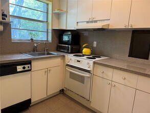 7905 SW 57th Ave in South Miami, FL - Building Photo - Building Photo