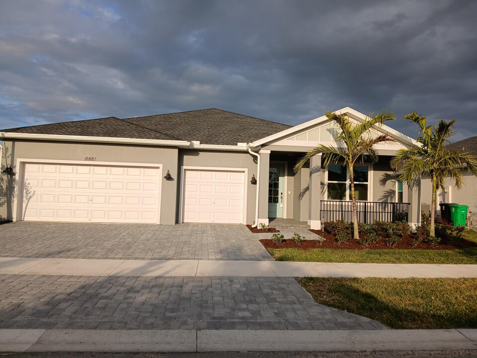 6481 Cloverdale Ave in Port St. Lucie, FL - Building Photo