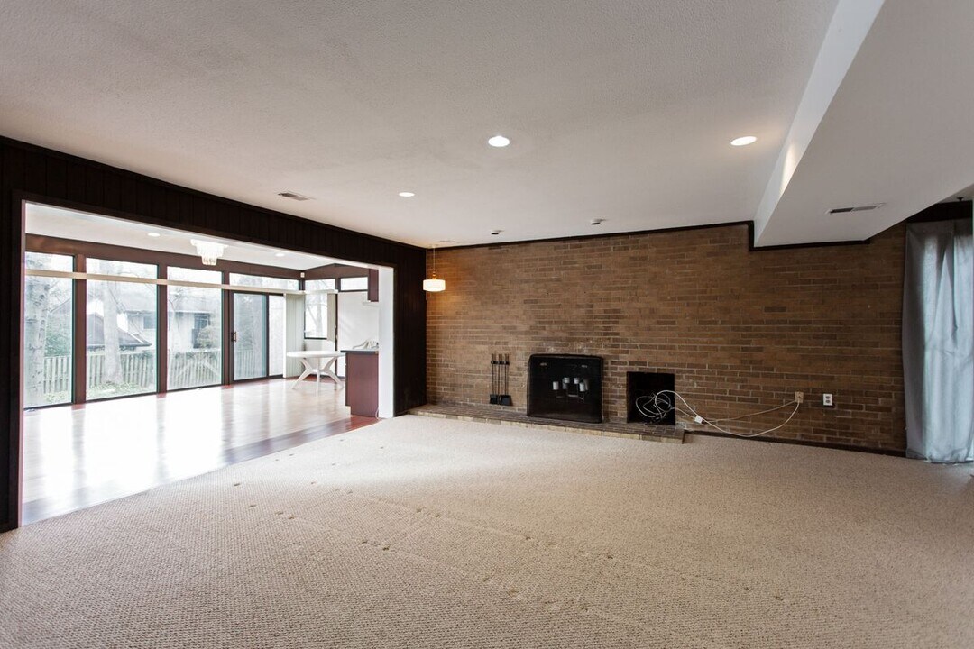 5700 Chapman Mill Dr in Rockville, MD - Foto de edificio