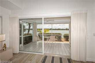 2608 Sailors Way in Naples, FL - Foto de edificio - Building Photo