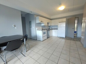 325 Spruce Street in Waterloo, ON - Foto de edificio - Building Photo