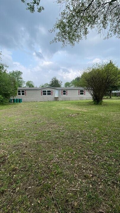 201 Rebecca Ln in Willis, TX - Building Photo