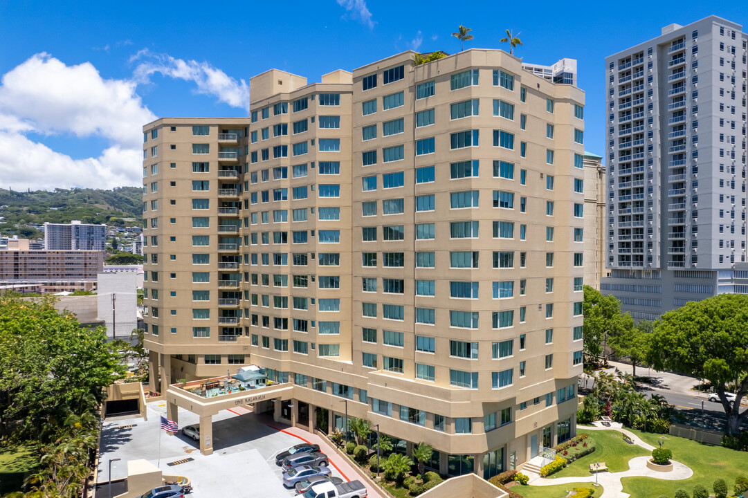 One Kalakaua in Honolulu, HI - Building Photo