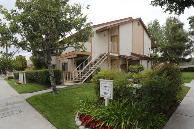 Windsor Court Apartments in Buena Park, CA - Building Photo - Building Photo