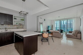 90 SW 3rd St, Unit 2002 in Miami, FL - Building Photo - Building Photo