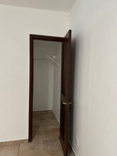 251 NE 41st St in Oakland Park, FL - Foto de edificio - Building Photo