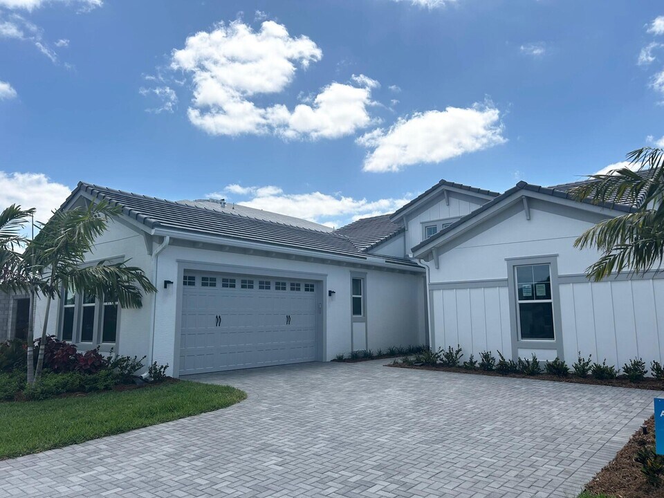 15192 Wildwood Cir in Westlake, FL - Building Photo