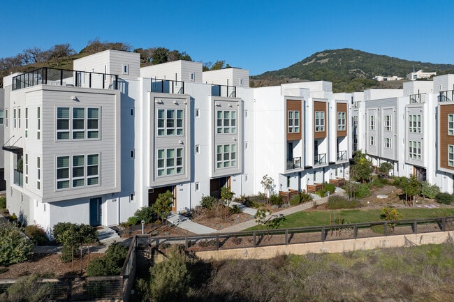 Verandah at Valley Oaks in Novato, CA - Foto de edificio - Building Photo