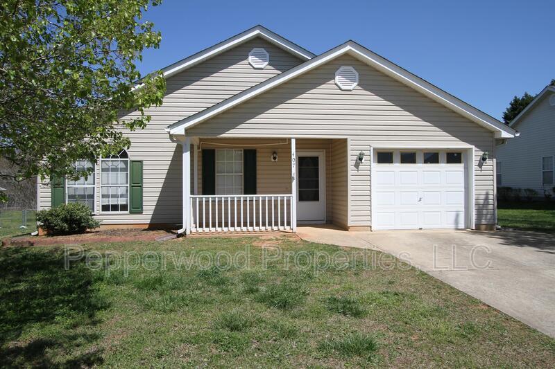 407 Soft Breezes Ln in Spartanburg, SC - Building Photo