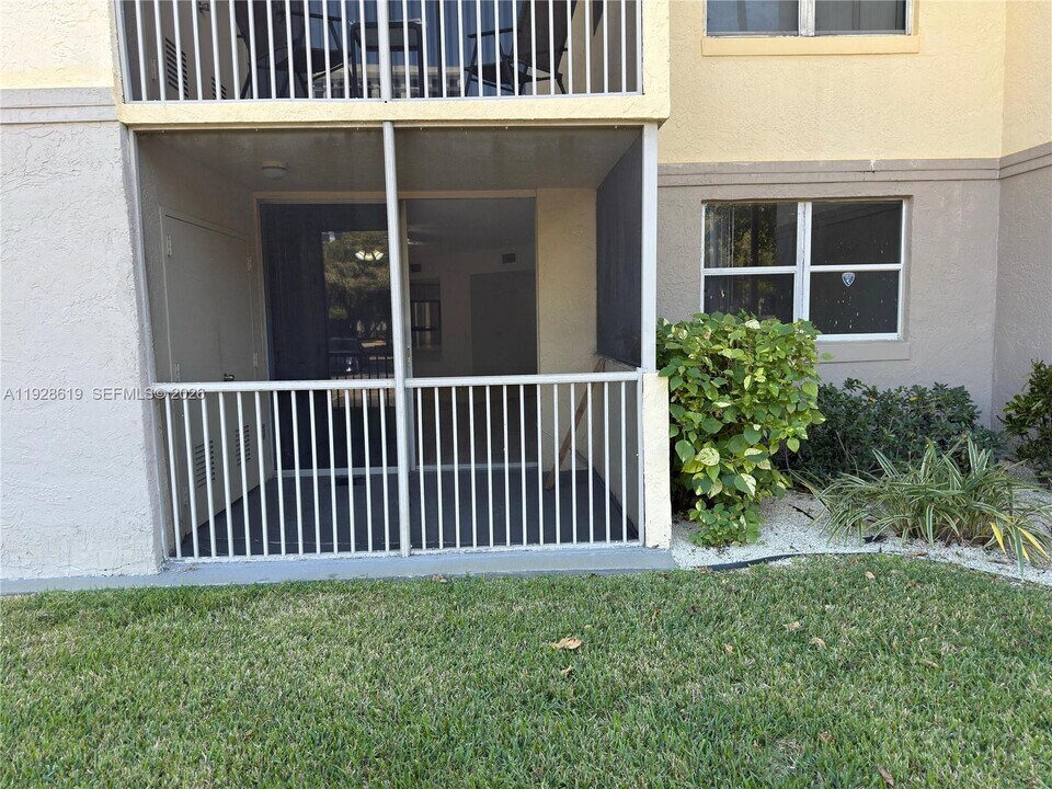 8353 Lake Dr, Unit 107 in Doral, FL - Foto de edificio