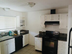 912 Woodview Dr in Granbury, TX - Foto de edificio - Building Photo