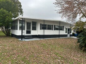 7412 Western Cir Dr in Brooksville, FL - Building Photo