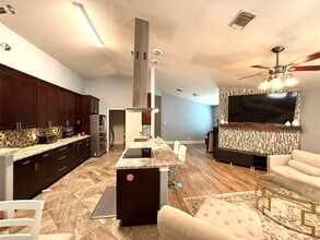 1214 Wesley Dr in Stafford, TX - Foto de edificio - Building Photo