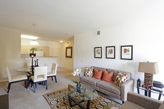 La Jolla Crossroads Apartments in San Diego, CA - Building Photo - Interior Photo