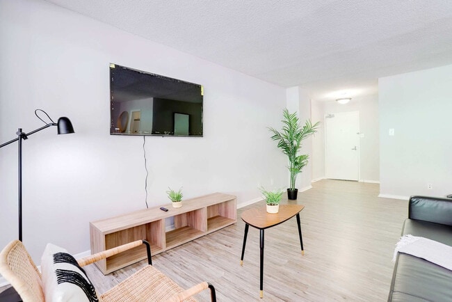 2111 Richmond Hwy in Arlington, VA - Foto de edificio - Building Photo