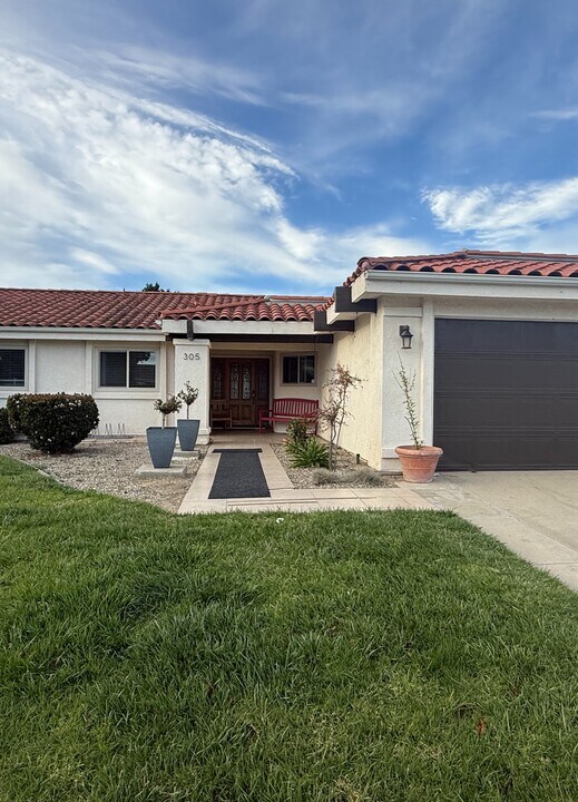 305 Chaplin Cir in Lompoc, CA - Building Photo