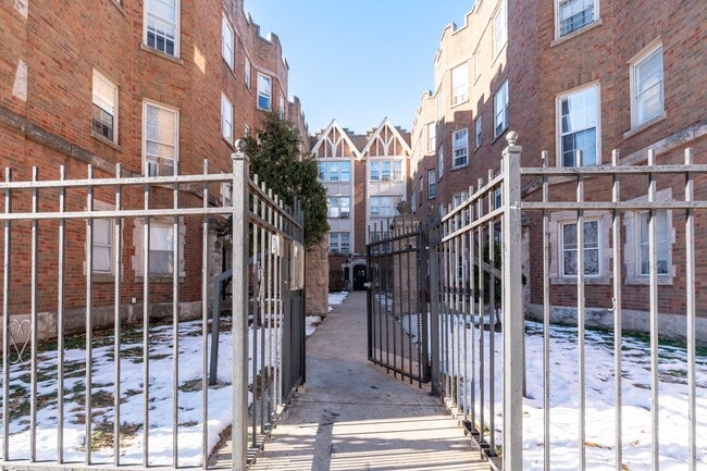 property at 7420 N Damen Ave