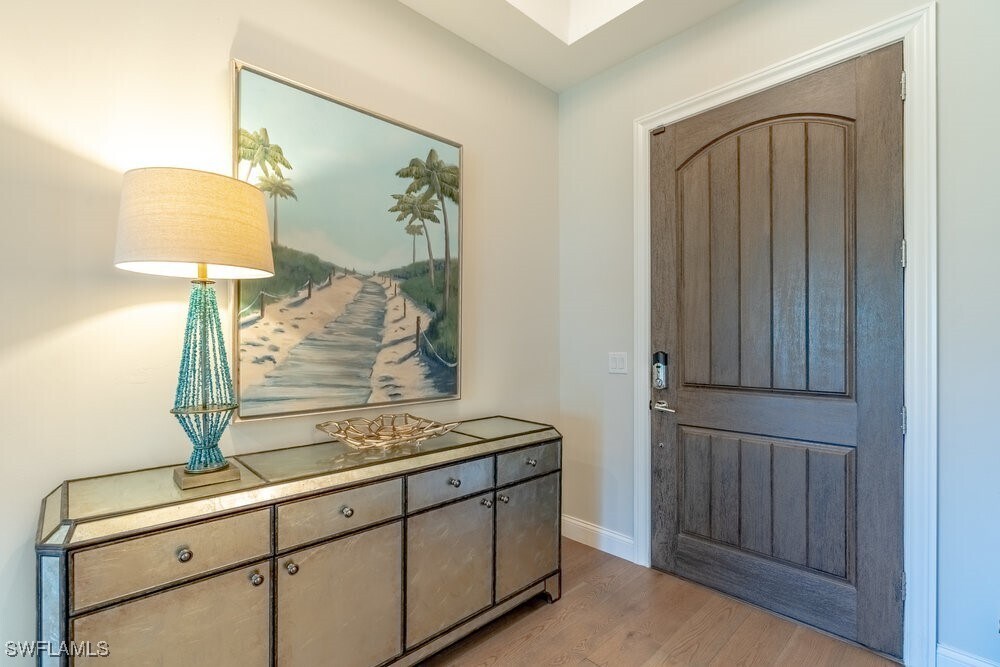 16358 Corsica Way in Naples, FL - Foto de edificio