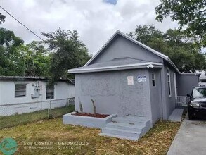 1021 NW 8th St in Hallandale Beach, FL - Building Photo - Building Photo
