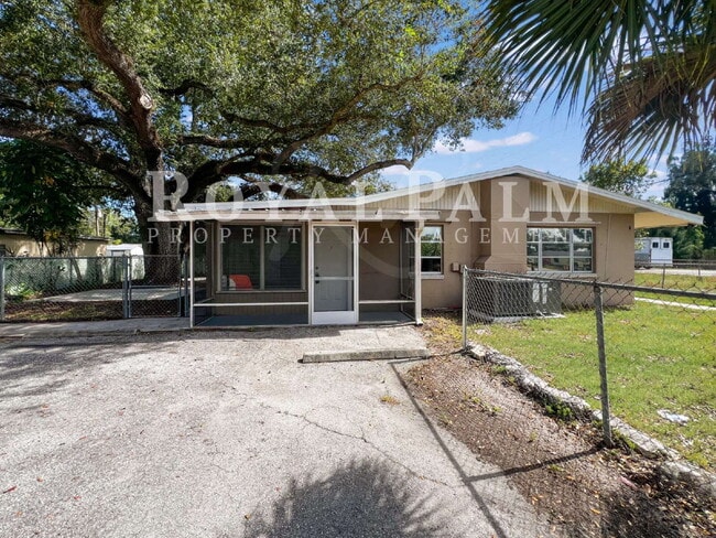 9861 Orange River Blvd in Ft. Myers, FL - Foto de edificio - Building Photo