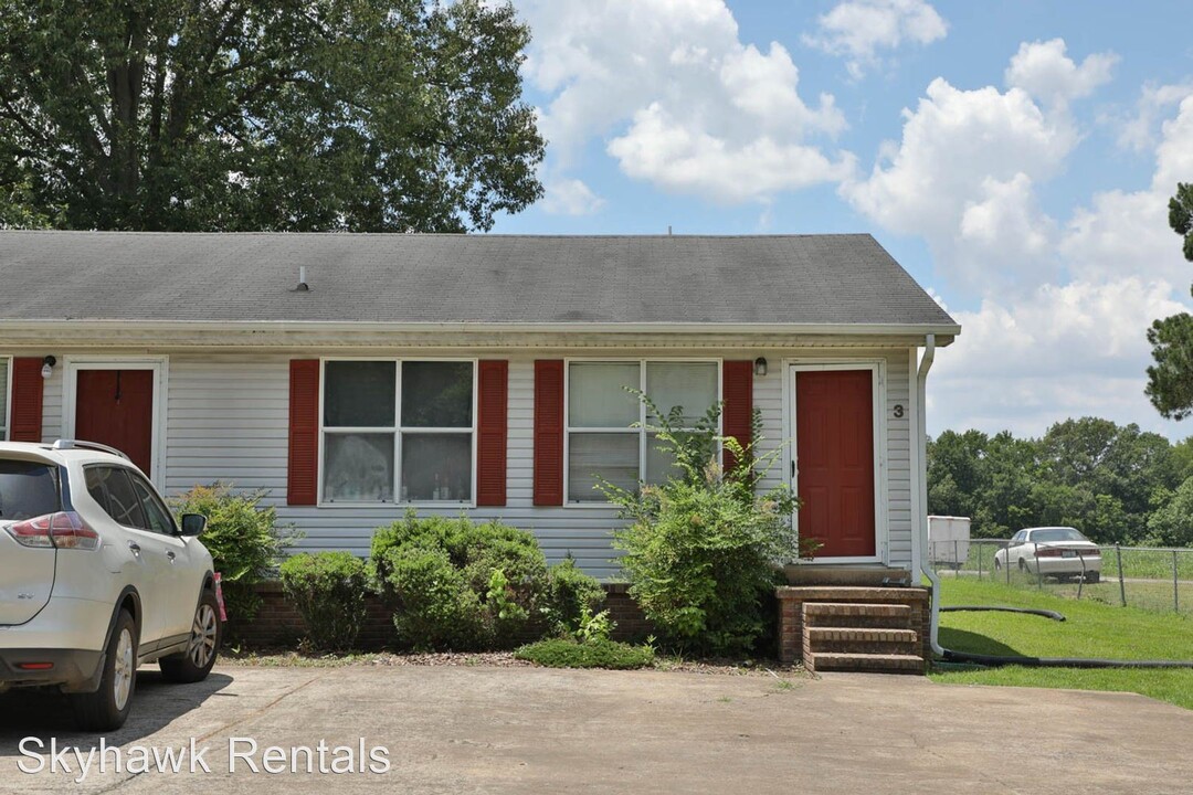 208 Ivie Ln in Martin, TN - Building Photo