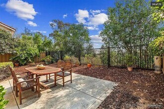 10734 Chinon Cir in San Diego, CA - Foto de edificio - Building Photo