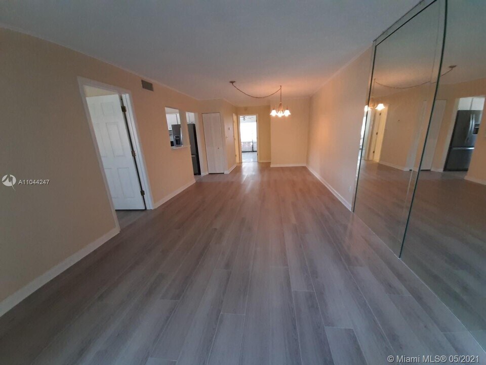 301 N Pine Island Rd-Unit -165 in Plantation, FL - Building Photo