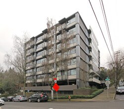 Four Seasons Condominiums in Portland, OR - Foto de edificio - Building Photo