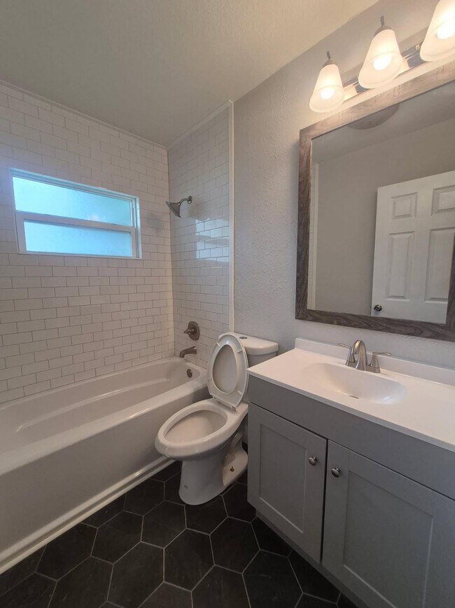 8140 Old Post Rd in Port Richey, FL - Building Photo - Building Photo