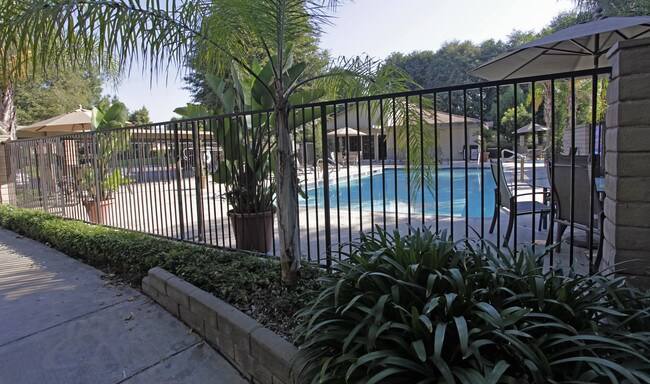 Somerset Apartments in Chino, CA - Foto de edificio - Building Photo