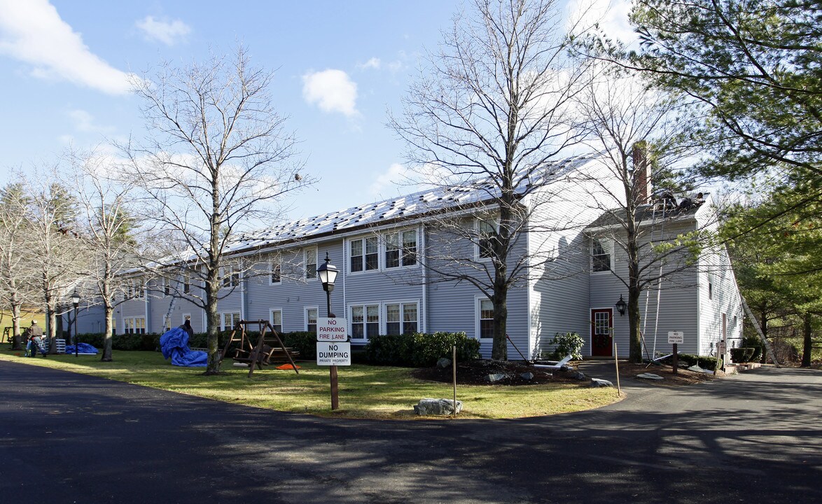 Hollyberry Hill in Hooksett, NH - Foto de edificio