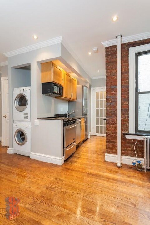 410 E 13th St in New York, NY - Building Photo