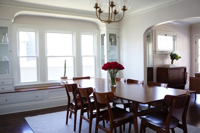 10010 Burton Ave in Bratenahl, OH - Foto de edificio - Building Photo