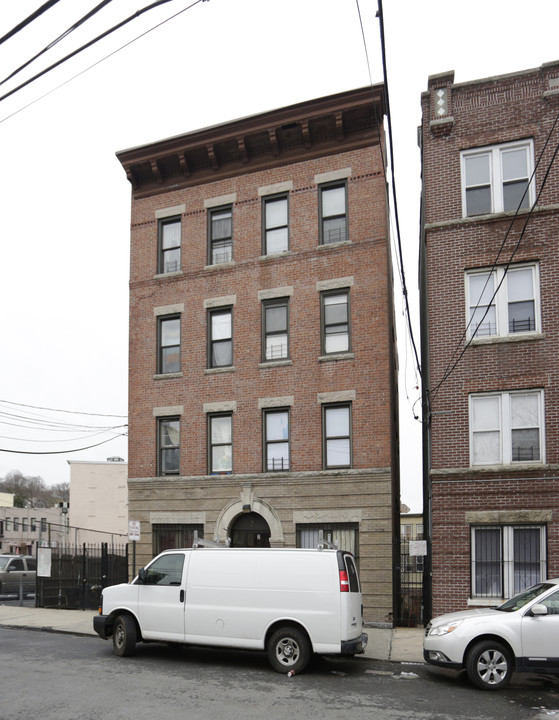 2 Waverly Pl in Yonkers, NY - Building Photo