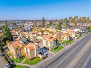 815 S Demaree St in Visalia, CA - Foto de edificio - Building Photo