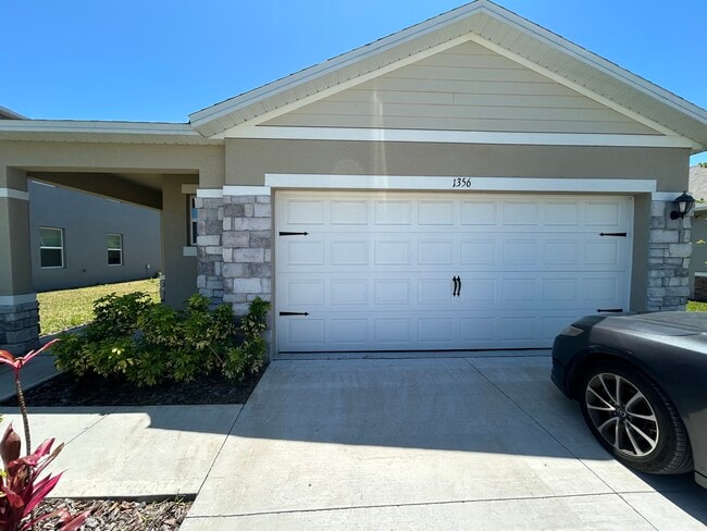 1356 Cork Dr in Ormond Beach, FL - Foto de edificio - Building Photo