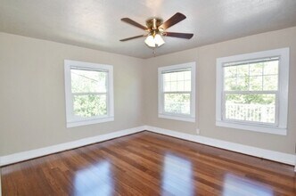 4937 S Corbett Ave in Portland, OR - Building Photo - Building Photo